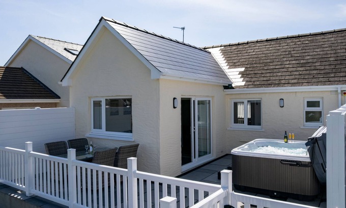 Begelly House | Bramble Cottage - Dog Friendly Cottage, Hot Tub