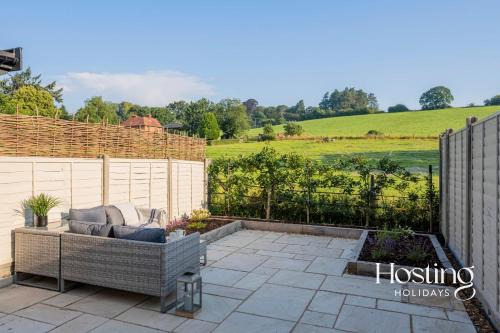 Henley House | Bramble Cottage - Views & Parking - 6 Guests