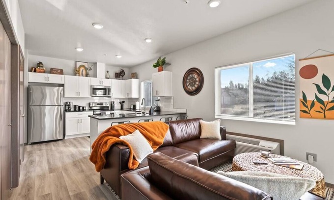 South Perry District Apartment | Brand New 2 Bed 2 Bath Near Perry District and DT!