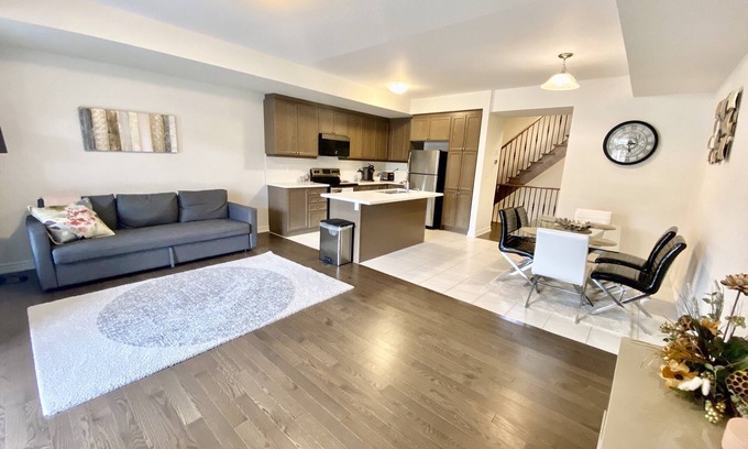 Markham House | Brand New 2bdr Townhouse + 1.5G internet + 175 TV channels + parking