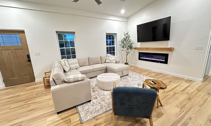 Nancy House | BRAND NEW 3 Bedroom Modern Barndominium at Lake Cumberland .5 mi to boat launch!