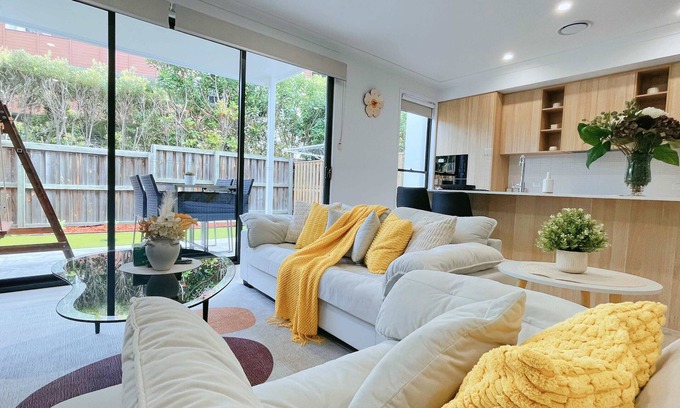 Gold Coast House | Brand New, 3BR Modern Comfort Oasis,WIFI,Parking