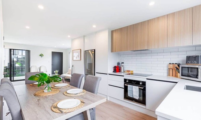 Mangere Bridge House | BRAND NEW! 3BR townhouse - 10 Mins to Airport
