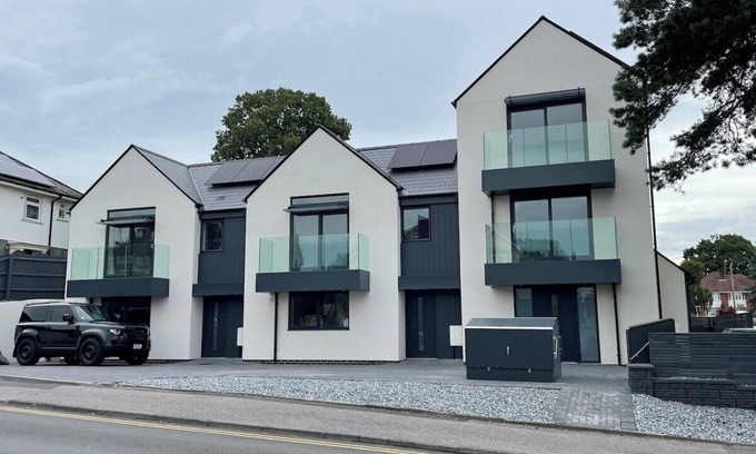 Poole House | Brand New 4 Bedroom House -Sleeps 9 - Free Parking