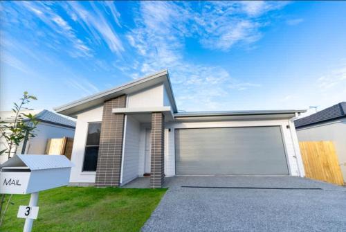 Park Ridge House | Brand New 4BR Family Oasis Easy Brisbane Access