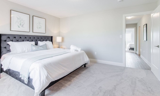 Mount Hope House | Brand New 4BR Home - Hamilton Airport - King Bed!