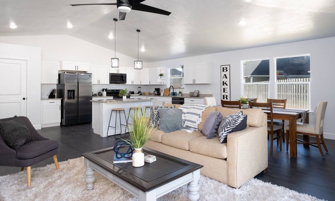 High Springs House | Brand New Bright and Airy Home- Sleeps 8 - Close to Springs and Gainesville