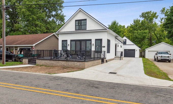 Crystal Cottage | Brand New Build! Crystal Lake Cottage - Sleeps 6 - Montcalm County