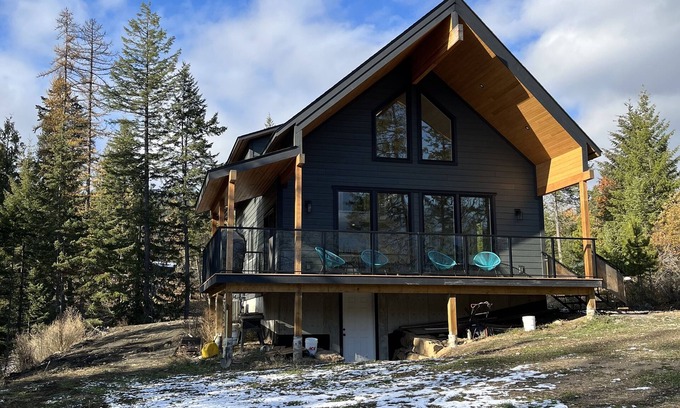 Kaslo House | Brand new custom built cabin! 5 minute drive from Kaslo and public beaches.