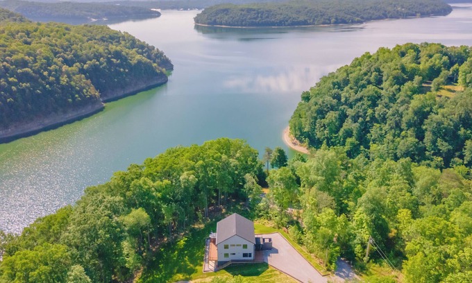 Nancy House | Brand new custom lake house with breathtaking panoramic views