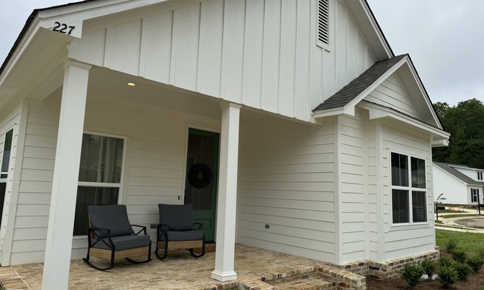 Starkville House | Brand New Gameday Getaway! Less than 3 miles from Campus.
