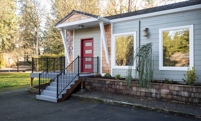 Oak Grove House | Brand New Guesthouse with Riverfront Patio
