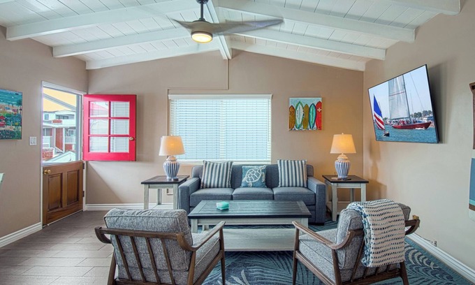 West Newport Apartment | Brand New Kitchen and all new furnishings – 11 Houses to the Sand!