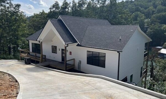Speedwell House | Brand New! Lakefront, minimal steps to water. Large private dock, Chef's kitchen