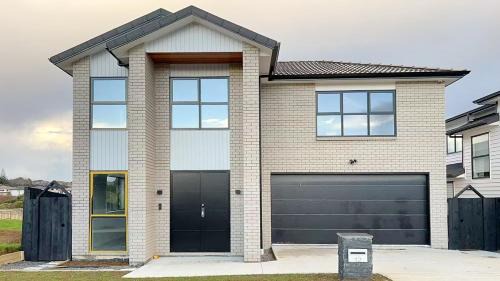 Flat Bush House | Brand-New Large house Castlebane Drive