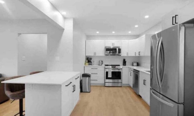 Peterborough House | Brand New Luxe House Reno (5 Star Superhost on Airbnb) on Quiet Cul-De-Sac