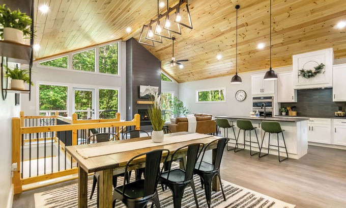 Eagle Mountain Cabin | BRAND NEW Luxury Cabin with Fire Pit + Game Room + 5 TV's + Comfortable Beds