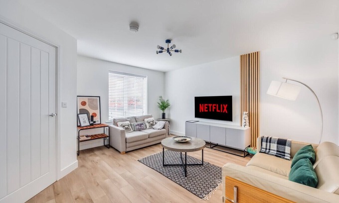 Milton Keynes House | Brand New Luxury 3-Bedroom House - Wifi & Parking