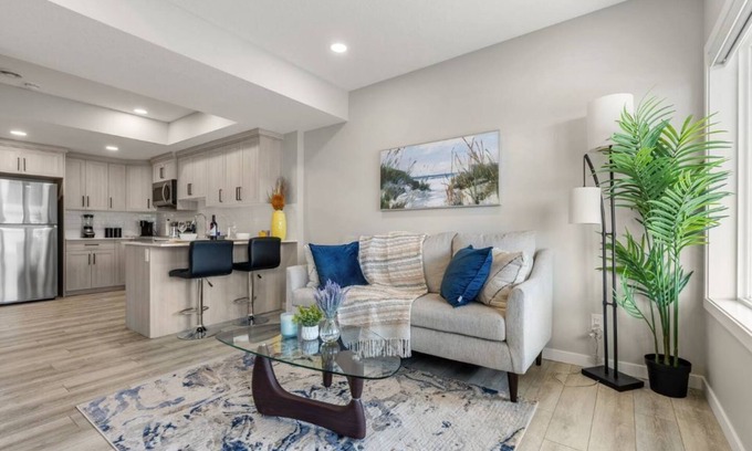 Calgary Condo | Brand New Luxury Walk-out Suite - Calgaryn