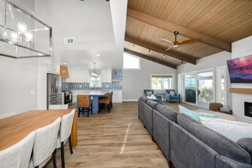 Balboa Peninsula House | Brand New Modern Home by the Beach with Patio & BBQ