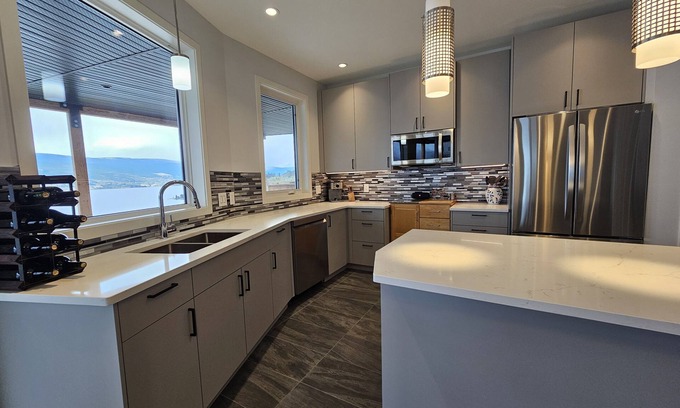 Okanagan-Similkameen Bed & Breakfast | Brand new property! Spacious! Big patio! Surrounded by vineyards! 180⁰ lake view