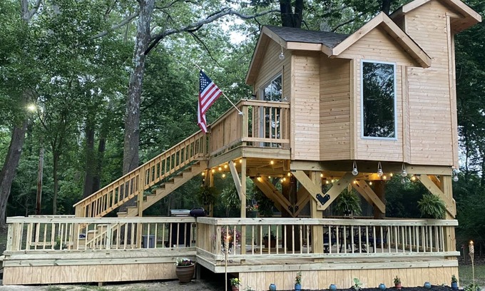 Circleville Cabin | Brand new Rustic Treehouse on the Scenic Big Darby Creek Sleep under the stars.