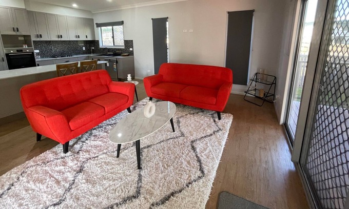 Rosslea House | BRAND NEW Spacious 4 bedroom house - FREE Wi-Fi