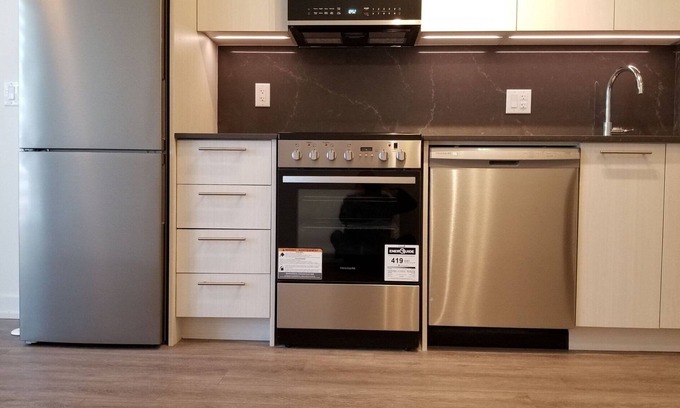 North York House | Brand new townhouse. Whole floor to yourself and private bathroom with tub.