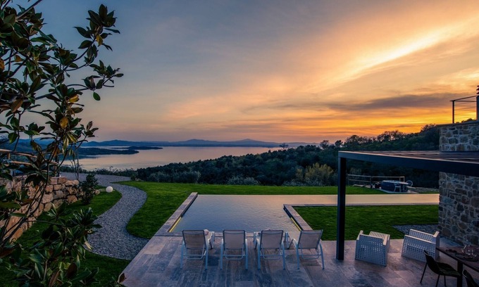 Passignano sul Trasimeno Villa | Brand new villa! Infinity heated pool with whirlpool massage and stunning view