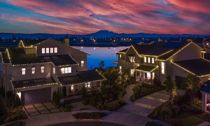 Bethel Island House | Brand new! water front 4beds/4.5 baths with loft + Crows nest in Bethel Island