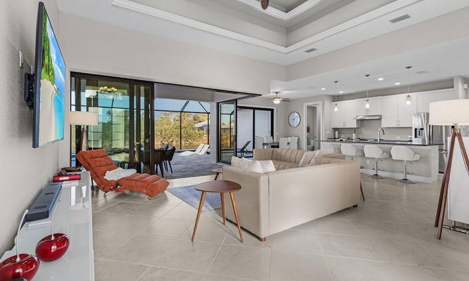 South Gulf Cove Villa | Brandnew (2024) Villa with huge pool on the water