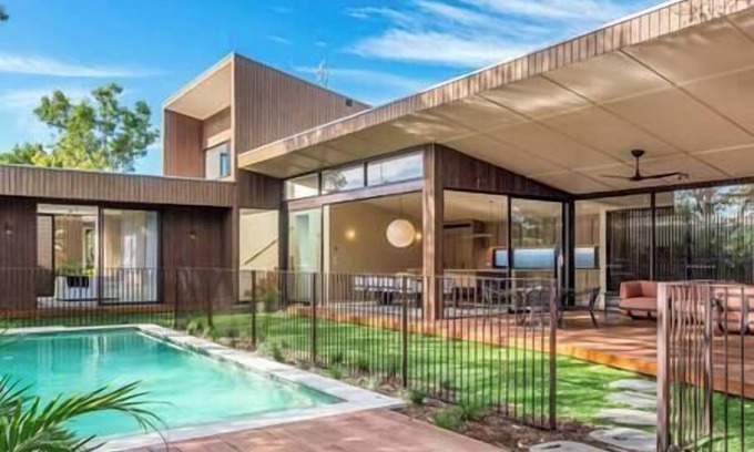 Suffolk Park House | BRANDON HOUSE - Family Retreat