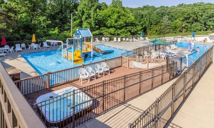 Branson West Apartment | Branson Condo at Stonebridge Golf Resort with Pool and Wi-Fi close to Silver Dol