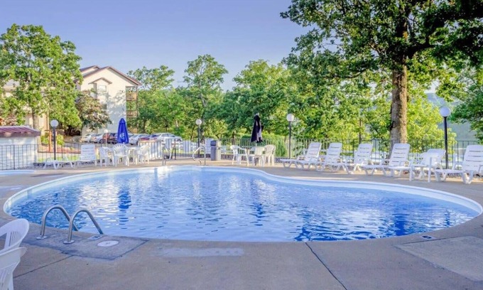 Indian Point Apartment | Branson Condo on Table Rock Lake with Pool and WiFI close to Silver Dollar City
