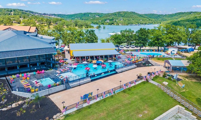 Indian Point Condo | Branson Lakeview King Suite | Steps to Swim-Up Bar & Tiki Vibes