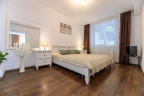 Centrul Vechi Apartment | Brasov Hillside Suite Near City Center