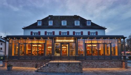 Munchen District Hotel | Brauerei Gasthaus Lohhof im Münchner Norden, direkt an der S1, nähe vom Flughafen, Zentrum, A92, Allianz Arena, Ruderregatta und Schießanlage G- Hochbrück entfernt, Internationale Küche