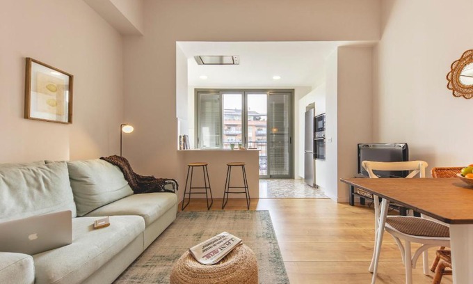 Eixample Apartment | Bravissimo Riu Onyar, modern 3 bedroom apartment