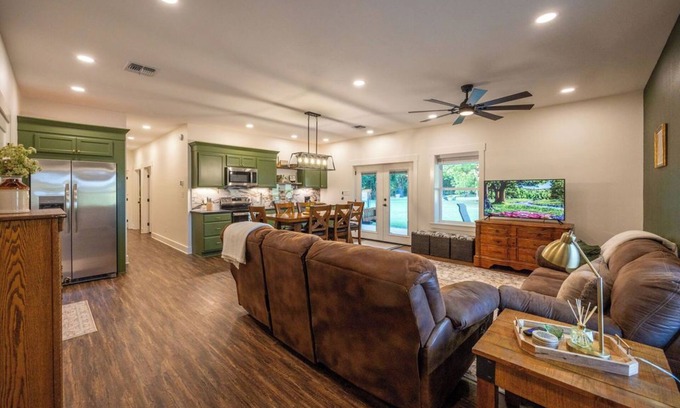 Gholson House | Brazos River Escape+Hot Tub+Pickleball+Firepit+Fishing+Kayaking+Nature Trail