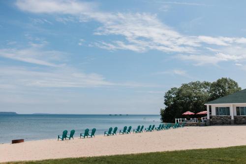 St Ignace Hotel | Breakers Resort - Lakeside