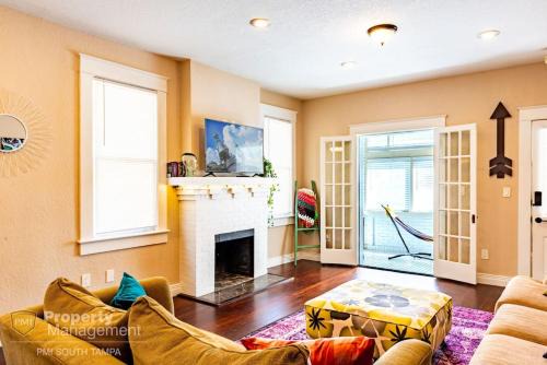 Hyde Park Apartment | Breakfast Club - U of Tampa Flat in N Hyde Park