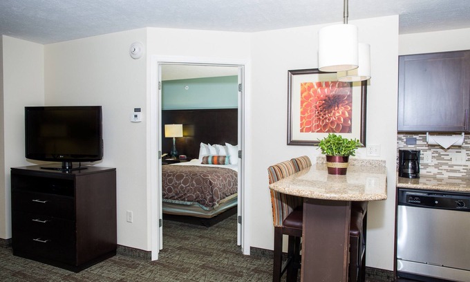 Lincoln Condo | Breakfast, Pool, Hot Tub, Near Univ of Nebraska