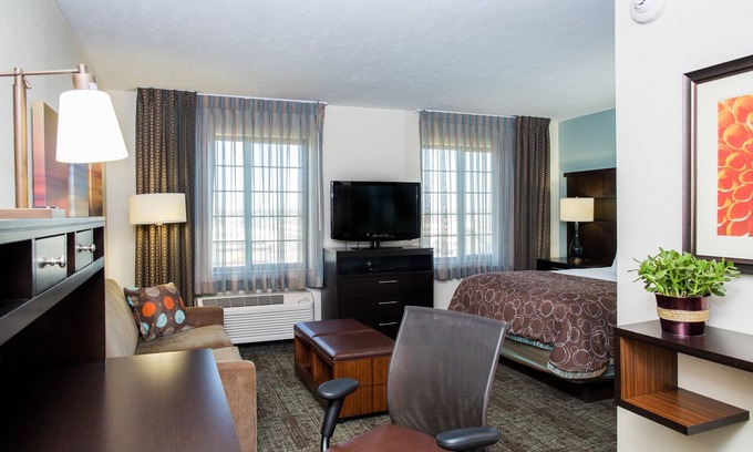 Lincoln Apartment | Breakfast, Pool, Prime Location Near UNL