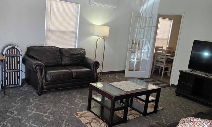 Huning Castle House | "Breaking Bad !" Neighborhood -3-bedroom house Albuquerque with WiFi, AC