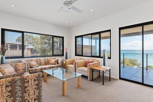 Mirrabooka House | Breath taking Bay Views Private Pad Spacious