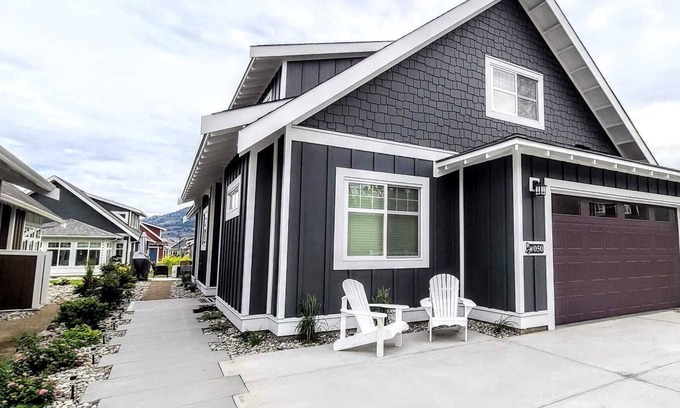 Okanagan-Similkameen Cottage | Breathe, Unwind, Explore - Beautiful and inviting cottage, steps from the lake