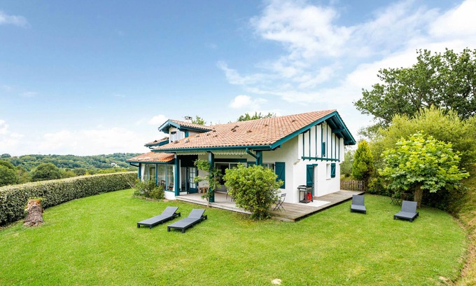 Saint-Pee-sur-Nivelle House | Breathtaking view of the Pyrenees and the Rhune ! Hillside house
