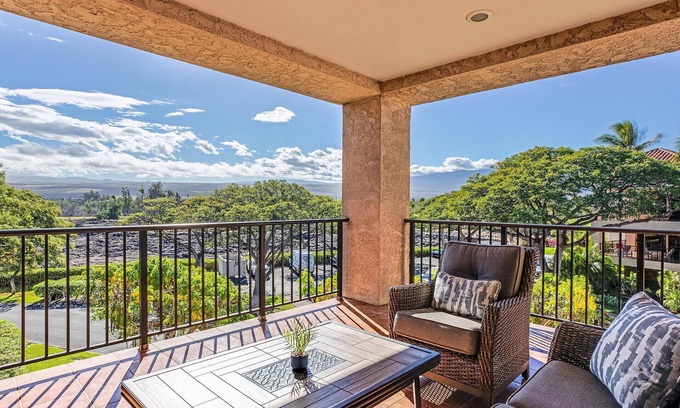 Waikoloa Condo | Breathtaking Mountain Views Beach Walk Condo w/Marble Bath