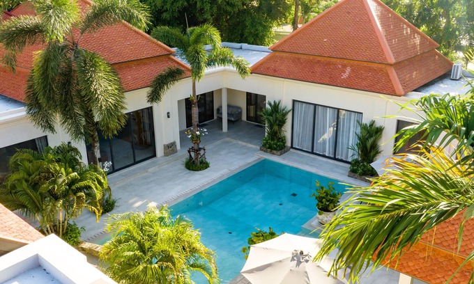 Bang Tao Villa | Breathtaking 4-Bedroom Villa near the beach! Perfect for your next vacation.