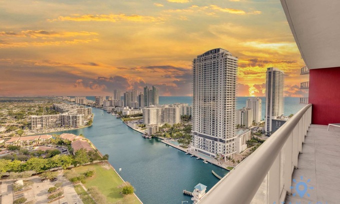 Hallandale Beach Apartment | Breathtaking 31st Fl, Amazing Pool, Penthouse View